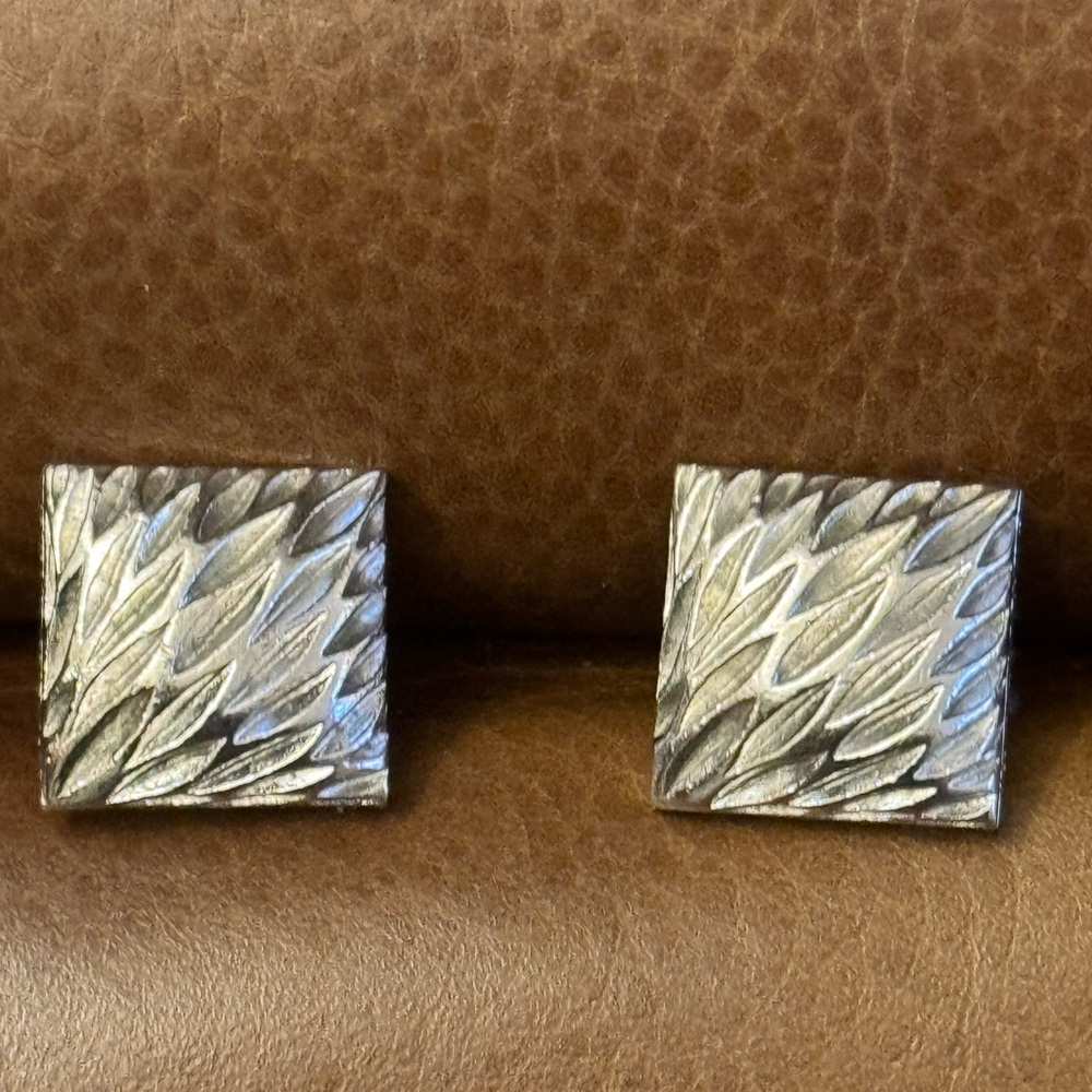 Men’s Silvertone square grooved cufflinks